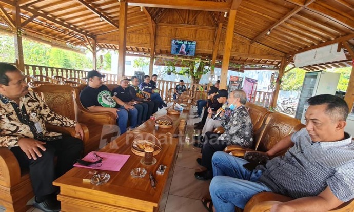 AKHIRNYA DUDUK SATU MEJA: Pertemuan antara perwakilan dari pemkab dan manajemen Persatu Tuban di salah satu rumah makan di Kecamatan Semanding, Jumat (15/7).