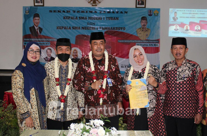 KEAKRABAN PASCA SERTIJAB: Kacabdin Pendidikan Provinsi Jatim Wilayah Bojonegoro-Tuban Adi Prayitno diapit Suparlin (dua dari kiri) dan Wiwik  Widowati (dua dari kanan) di aula SMAN 1 Tuban kemarin (1/7).