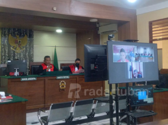 VONIS SANG BANDAR: Ketua majelis hakim Arief Boediono ketika membacakan vonis untuk M. Miftakul Anam Arif dalam sidang pembacaan putusan kemarin (11/7). / Yusab Alfa Ziqin