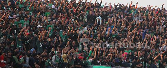 MENUNGGU KEJELASAN: Antusias suporter Persatu Tuban saat masih berlaga di Liga 2. Kini nasib Persatu menunggu kepastian. / Zakki Tamami