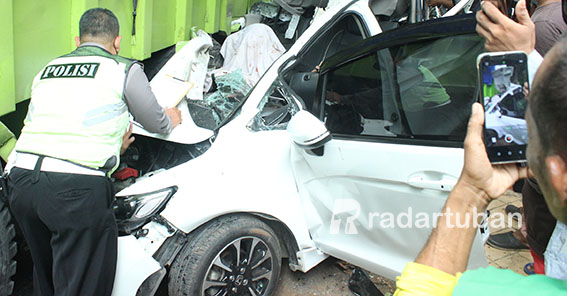 MENYULITKAN PETUGAS: Masyarakat berebut memotret tempat kejadian perkara kecelakaan lalu lintas di Jalan Gadjah Mada, Tuban beberapa waktu lalu./ Yudha Satria Aditama