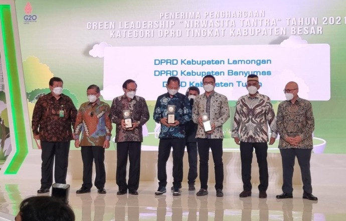SELAMAT: Ketua Komisi I DPRD Tuban Fahmi Fikorni, SH, mewakili DPRD Tuban menerima Pengharaan Green Leadership Nirwasita Tantra 2021 dari KLHK di Jakarta kemarin.