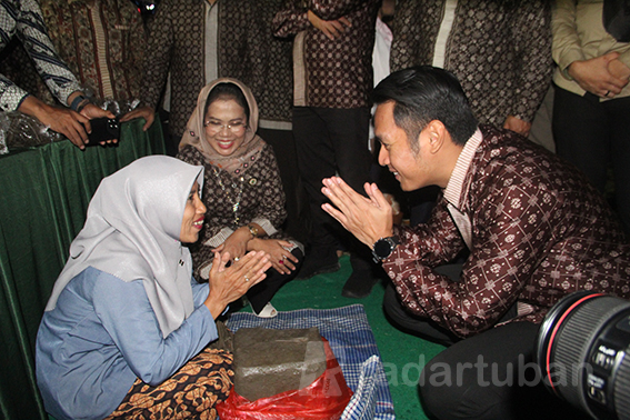 SALAM IBUK…: Bupati Aditya Halindra Faridzky meninjau stan UKM dalam acara 100% Tuban Expo Koperasi dan UMKM, tadi malam. / Andhika Feriawan