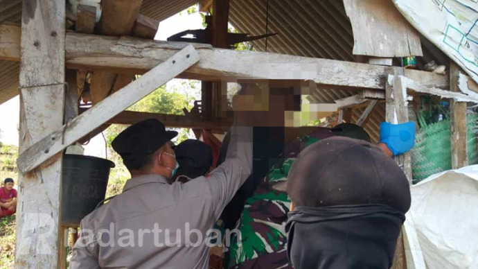 PROSES EVAKUASI: Masyarakat dan petugas menurunkan jasad Novika Widianto yang tergantung di sebuah gubuk persawahan Desa Talang Kembar, Kecamatan Montong kemarin (22/8).