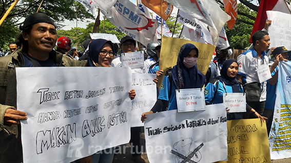 DEMONSTRASI: Para pekerja menggelar aksi unjuk rasa di depan pabrik IKSG Tuban. Menuntut pekerja yang di-PHK dipekerjakan kembali. / M. Mahfudz Muntaha