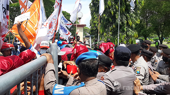 RICUH: Massa aksi merangsek hendak masuk ke dalam perusahaan karena tak kunjung ditemui manajemen IKSG. / M. Mahfudz Muntaha