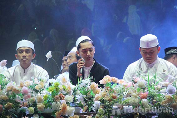 KHUSYUK: Gus Azmi dalam acara Gema Salawat dan Pengajian Akbar yang berlangsung di halaman Mahad Bahrul Huda, Jalan Letda Suciupto, tadi malam. / Yudha Satria Aditama