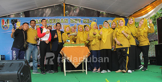 TASYAKURAN PRESTASI: Plt Kepala Disdik Tuban Abdul Rakhmat menyerahkan potongan tumpeng kepada Kepala SMPN 1 Tuban Dra Hj. Anik Winarni. / Andhika Feriawan