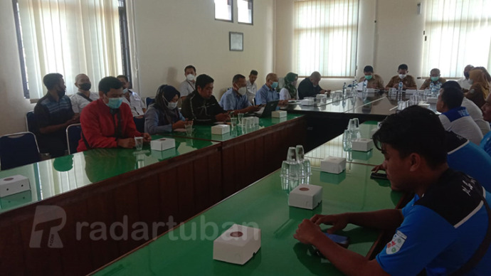 TAK SESUAI HARAPAN: Hasil mediasi FSPMI dan IKSG di kantor Dinas Tenaga Kerja dan Perindustrian Tuban kemarin (22/8) yang berakhir dengan pemecatan 33 pekerja.