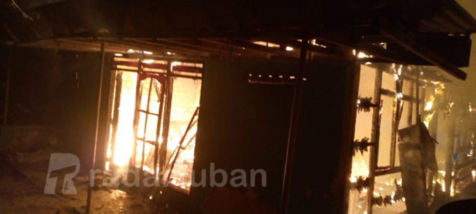 TANPA SISA: Sebuah rumah di Desa Tegalagung, Kecamatan Semanding ludes terbakar akibat dilalap si jago merah pada Minggu (28/8) sekitar pukul 23.52.