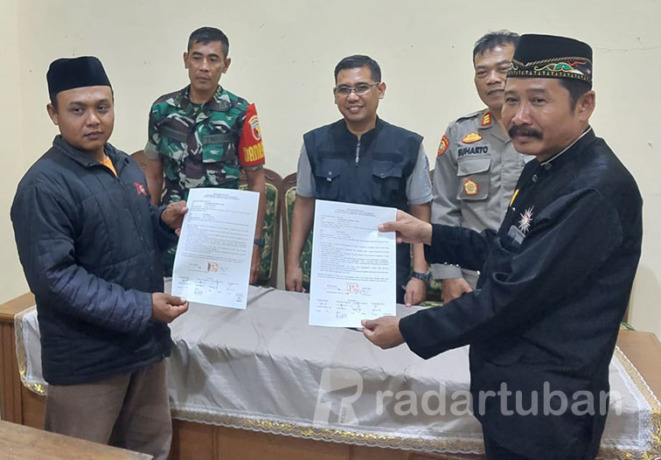 SEPAKAT DAMAI: Petinggi dua perguruan pencak silat menandatangani kesepakatan damai di depan forkopimka setempat.