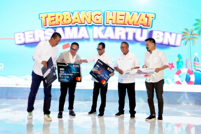 TIKET TERJANGKAU: (Ki - Ka) Direktur Utama Garuda Indonesia Irfan Setiaputra, Wakil Menteri II BUMN Kartika Wirjoatmodjo, Menteri Perhubungan Budi Karya Sumadi,  Direktur Utama BNI Royke Tumilaar, dan Owner Lion Air Group Rusdi Kirana saat Peluncuran Prog