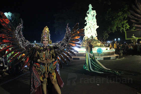 CANTIK: Salah satu model memeragakan kostum batik carnival yang akan dihadirkan dalam Tuban Spekta Night. / Yudha Satria Aditama