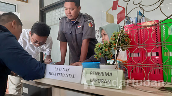 MENCARI KEJELASAN: Warga Kelurahan Gedongombo mendatangi kantor Bawaslukab meminta agar pencatutan namanya sebagai anggota parpol dalam sipol segera mendapatkan solusi, kemarin (9/8). / M. Mahfudz Muntaha