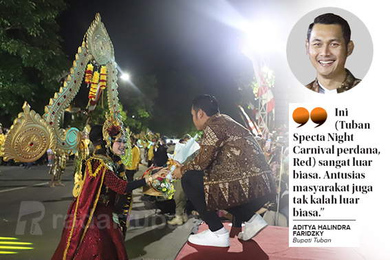 SPEKTAKULER: Bupati Aditya Halindra Faridzky menyapa peserta Tuban Specta Night Carnival, Sabtu (27/8) malam.