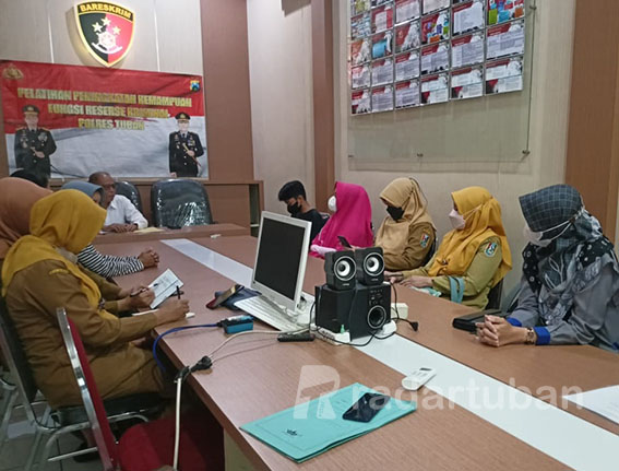 BERAKHIR DAMAI: Mediasi kasus penganiayaan pelajar salah satu SMPN oleh ayah tirinya di Mapolres Tuban.