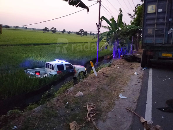 TERPEROSOK: Mobil Satlantas Polres Tuban yang terlibat kecelakaan lalu lintas di kilometer 19 – 20 jalan Tuban – Widang, persisnya di Desa Compreng, Kecamatan Widang kemarin (31/7) pagi.