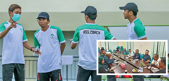 TERSENDAT ANGGARAN: Pelatih dan asisten Bumi Wali FC saat berkompetisi di Liga 3 2021. Insert, KONI dan manajemen Bumi Wali FC menggelar rapat menentukan calon pelatih dan asisten.