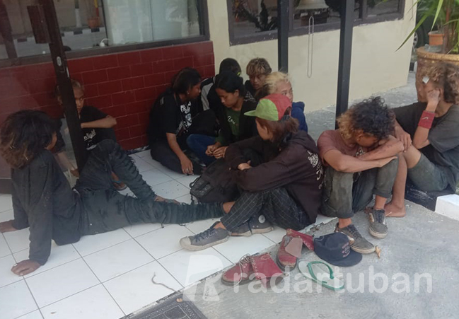 MERESAHKAN: Para anak punk yang diduga terlibat kericuhan di Desa Kradenan, Kecamatan Palang digiring ke Satreskrim Polres Tuban.