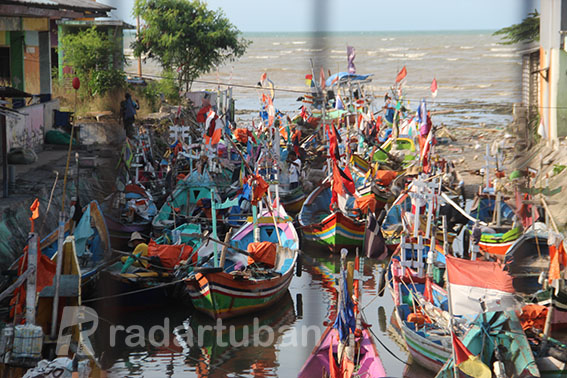 TAK MELAUT: Perahu-perahu nelayan di pesisir Tuban yang terpaksa tidak melaut karena kesulitan mendapat solar. / Andhika Feriawan