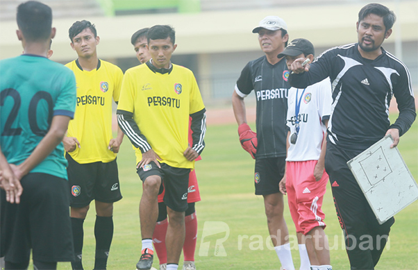 JELANG LIGA 3 2022: Pemain dan pelatih Persatu saat menjelani Liga 3 PSSI Jatim tahun lalu. Tahun ini, pelatih Liga 3 harus berlisensi C.