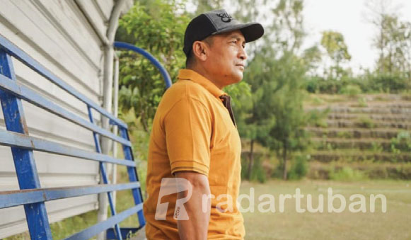 SIAP BERPERAN: Wabup Riyadi di lapangan sepak bola Desa Maibit, Kecamatan Rengel. Kini dia didapuk sebagai manajer Persatu.