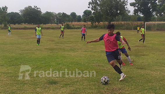 BERSAING LOLOS: Seleksi calon pemain Bumi Wali FC di Lapangan Kanjeng City Desa Margosuko, Kecamatan Bancar, Minggu (28/8). / Zakki Tamami