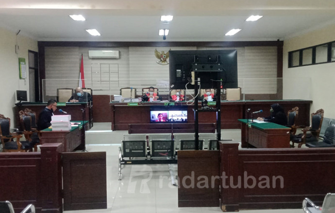 TAK AJUKAN EKSEPSI: Hanany Ika Prasety, terdakwa korupsi dana (PPKBD) dan sub PPKBD tahun anggaran 2021 Kabupaten Tuban ketika menjalani sidang secara virtual di Pengadilan Tipikor Surabaya, Rabu (24/8).