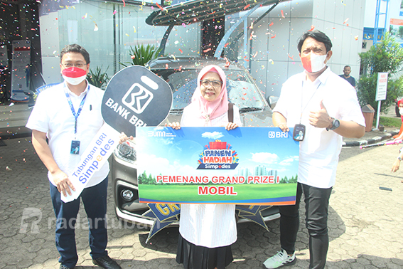 SELAMAT: Branch Manager BRI Tuban Ayub Burhan didampingi Manajer Bisnis Mikro Arif Nufa menyerahkan Suzuki Ertiga kepada pemenang. / Yudha Satria Aditama
