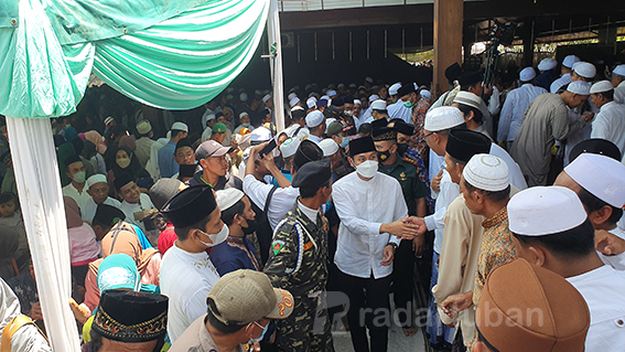 NGALAB BERKAH: Ribuan umat muslim mengikuti tahlil akbar di puncak Haul Sunan Bonang kemarin (25/8). Hadir dalam kegiatan tersebut, Bupati Aditya Halindra Faridzky dan Wakil Bupati Riyadi.