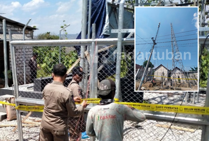 TAK BERIZIN: Menara provider di Desa Jegulo, Kecamatan Soko, satu dari tiga menara yang disegel karena ilegal.