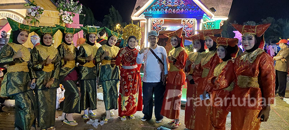 BUSANA MINANGKABAU: Siswi MAN 1 Tuban mengenakan busana adat Sumatera Barat.