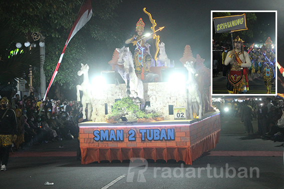MERIAH: Mobil hias SMAN 2 Tuban dan tim karnaval yang mengusung tema tokoh legendaris Tuban Sri Huning dan Prajurit Bhayangkara. / Yudha Satria Aditama