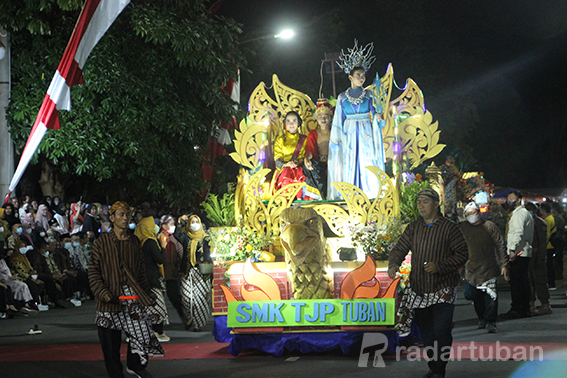 PERBEDAAN: Visualisasi tokoh Brawijaya V oleh siswa SMK TJP Tuban dalam parade Tuban Specta Night Carnival, Sabtu (27/8) malam. / Andhika Feriawan