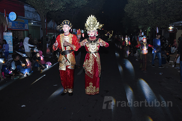 KHAS NUSANTARA: Siswa didik SMKN 1 Tuban yang tampil elegan di hadapan ribuan mata yang menonton Tuban Specta Night Carnival. / Andhika Feriawan