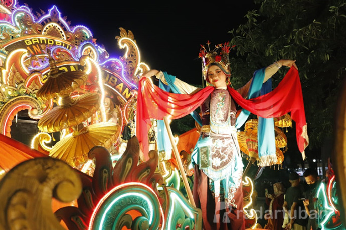 CANTIK: Salah satu ikon Tuban Specta Night Carnival dari SMPN 4 Tuban yang anggun. / Andhika Feriawan