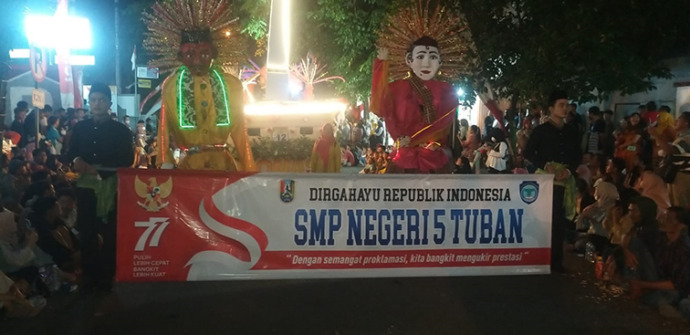 SEMANGAT PROKLAMASI: Siswa SMPN 5 Tuban mengusung adat dan budaya Betawi pada TSN Carnival.
