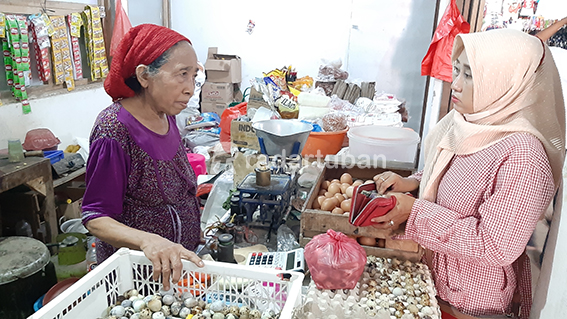 PENJUALAN MENURUN: Saripah, salah satu pedagang bahan pokok di Pasar Baru Tuban. / M. Mahfudz Muntaha