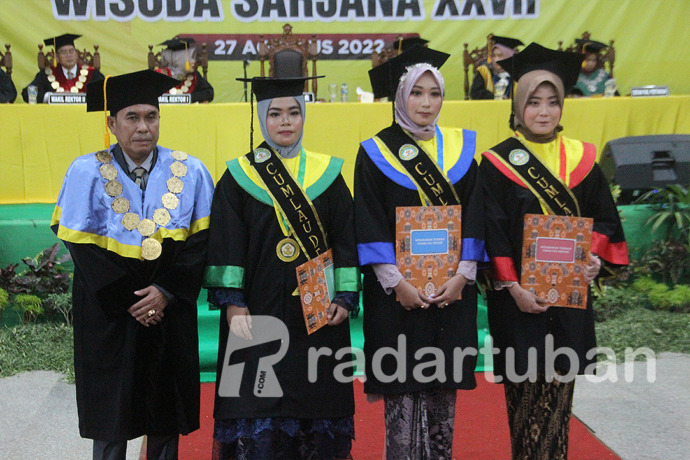 Rektor USB Tuban Didik Wahyu Sugiyanto, S.H., M.Hum., M.M. foto bersama tiga mahasiswi yang lulus dengan nilai terbaik.
