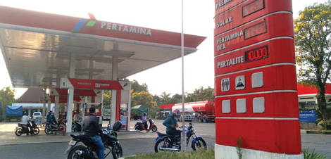AKHIRNYA NAIK JUGA: Harga pertalite terbaru di SPBU Patung. Per liter pertalite Rp 10.000 kemarin sore. / Yusab Alfa Ziqin