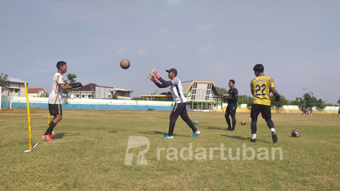 EFISIENSI: Pelatih kepala BWFC Cecep Bambang Abriyanto mengasah kemampuan seluruh penjaga gawangnya di Stadion Lokajaya, kemarin siang. / Zakki Tamami