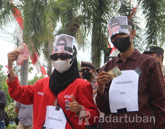 PENOLAKAN TERUS MENGALIR: Demo aliansi mahasiswa yang menolak kenaikan harga BBM di depan kantor DPRD Tuban. / M. Mahfudz Muntaha