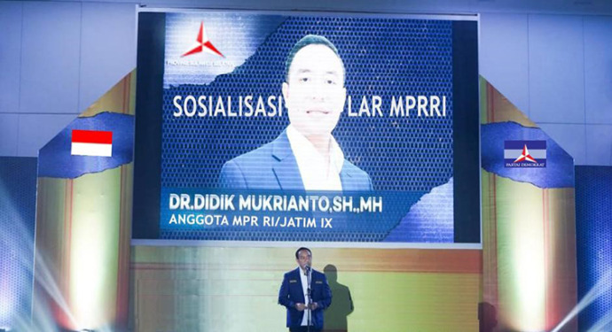 SEBARKAN ENERGI POSITIF: Anggota DPR MPR RI Dr. Didik Mukrianto, SH, MH saat sosialisasi Empat Pilar MPRI RI di Bojonegoro, Minggu (25/9).