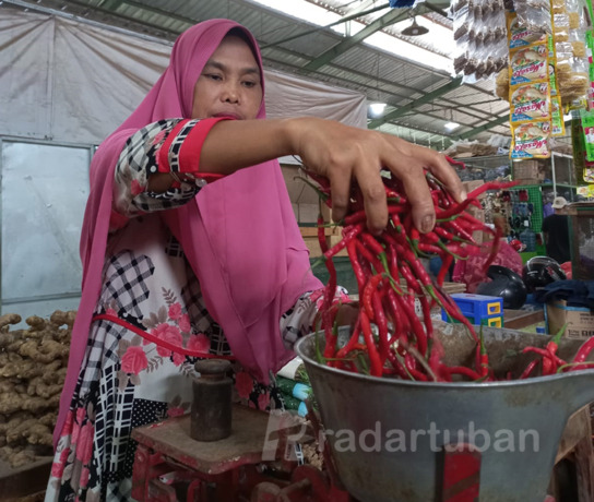 TAK TERPENGARUH BBM: Pedagang bahan pokok di Pasar Baru Tuban. Disaat BBM naik, harga cabai malah turun drastis. / Ahmad Atho