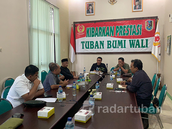SATUKAN PERSEPSI: Pertemuan formal antara pemilik saham PT Persatu Putra Tuban bersama manajer Persatu Riyadi, serta pengurus Askab PSSI di kantor KONI Tuban kemarin (20/9). / Zakki Tamami