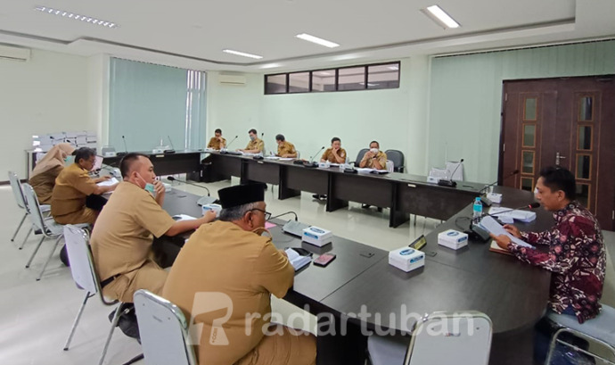 USULKAN KENAIKAN DANA BANPOL: Rapat Komisi II DPRD Tuban dengan Kesbangpol Tuban selaku mitra kerja komisi ini di gedung DPRD setempat.