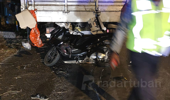 MASIH DI POSISI SEMULA: Motor Heni Sugianto yang menabrak truk parkir di jalan Tuban—Babat, persisnya di Dusun Kepet, Desa Tunah, Kecamatan Semanding kemarin (19/9).