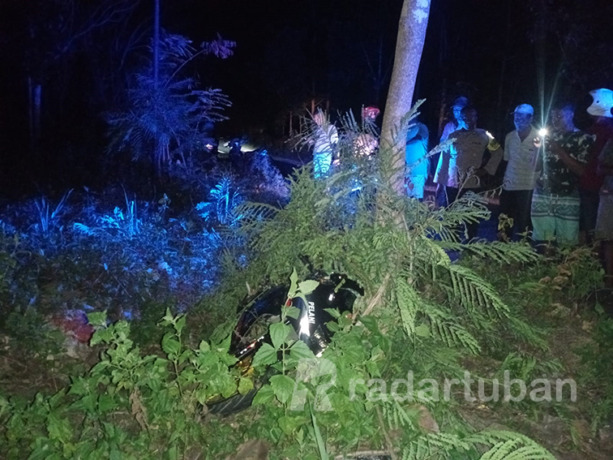 JALUR RAWAN: Petugas saat olah tempat kejadian perkara di sekitar lokasi kecelakaan di Desa Gesikan, Kecamatan Grabagan.