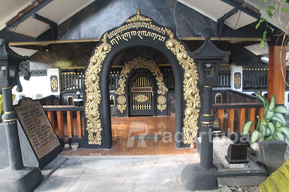 AKAN DIPERCANTIK: Kondisi kompleks Makam Ronggolawe yang selama ini kondisinya sepi karena belum dilirik wisatawan. / Andhika Feriawan