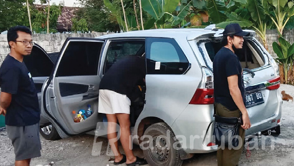 DITINGGAL KABUR: Mobil petugas Kantor Pengawasan dan Pelayanan Bea Cukai Bojonegoro yang dirampas dan dibawa kabur Abdul Syukur.